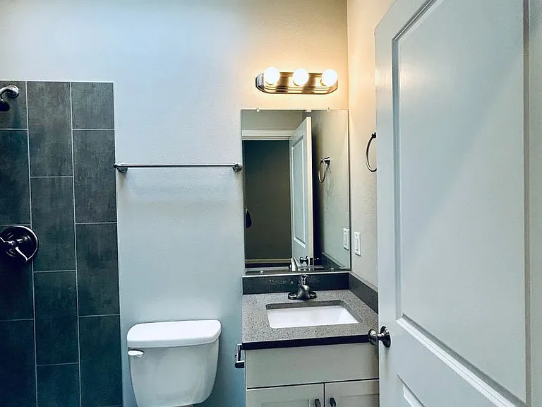 112 N Wenatchee Ave — Photo 22
