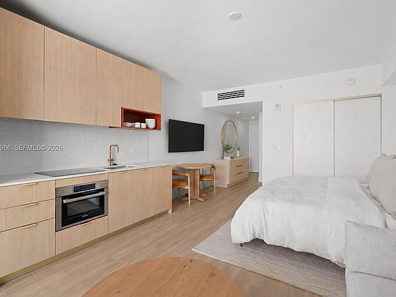 4th image of 90 NE 32nd St Unit 825