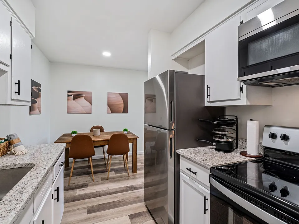 Gorgeous Renovated 1 & 2 Bedroom Apartment @ 1512 Court