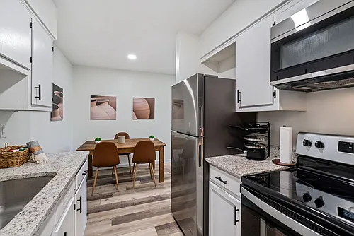 Gorgeous Renovated 1 & 2 Bedroom Apartment @ 1512 Court Photo 1