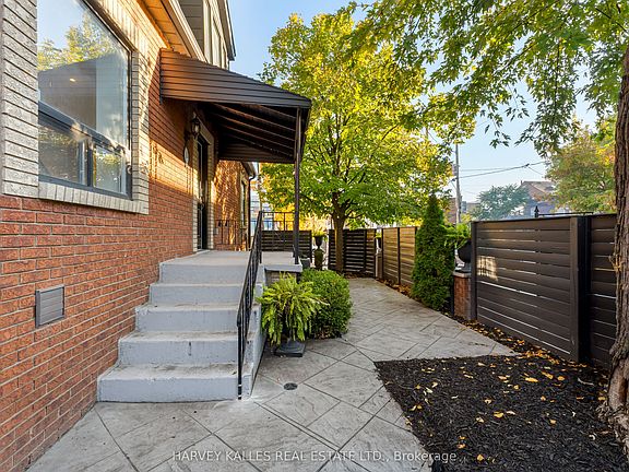 4th image of 15 Markham St