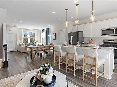 3 bed, 2.5 bath, 1763 sqft, $2,200 — Photo 3