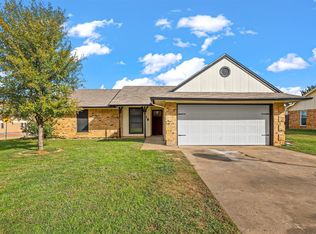 718 Crestview Dr, Kennedale, TX 76060