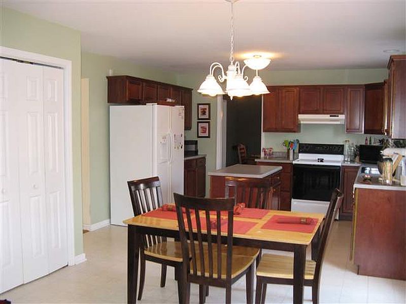 3rd image of 19 GOLDFIELD Lane