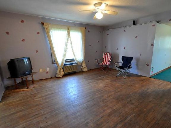 5th image of 132 Birch St E