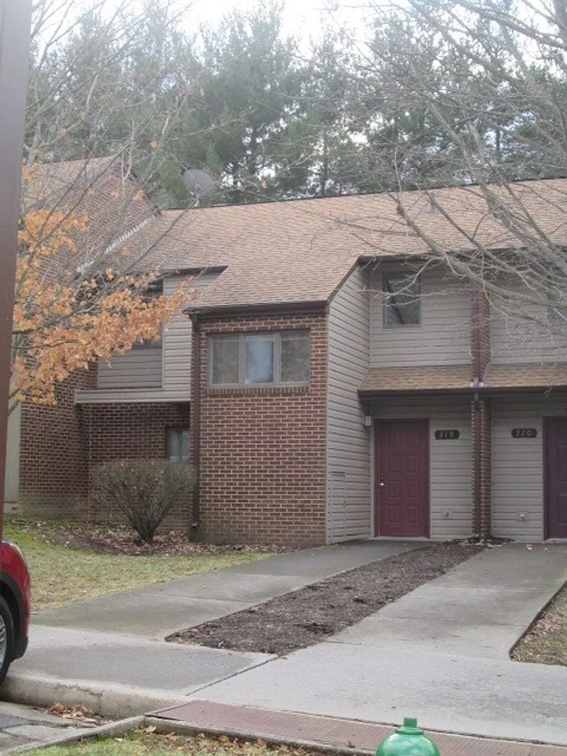 3 Bedroom 2.5 Bath Townhouse — Photo 1