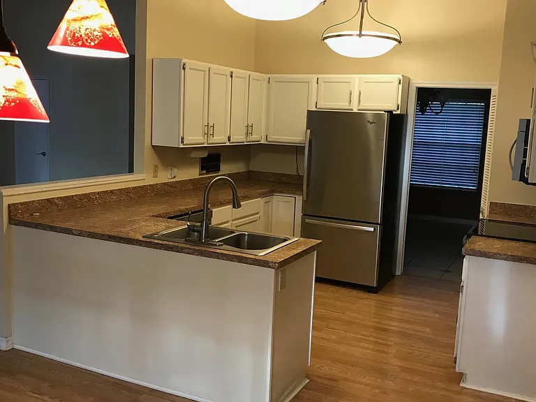 1101 Ontario Ct — Photo 3
