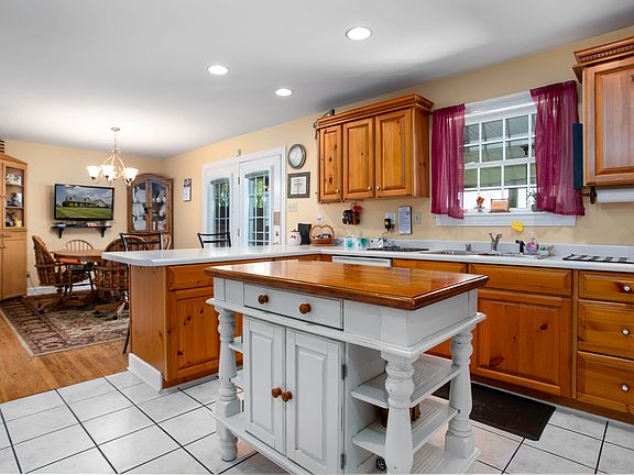 5th image of 649 Shaw Ln