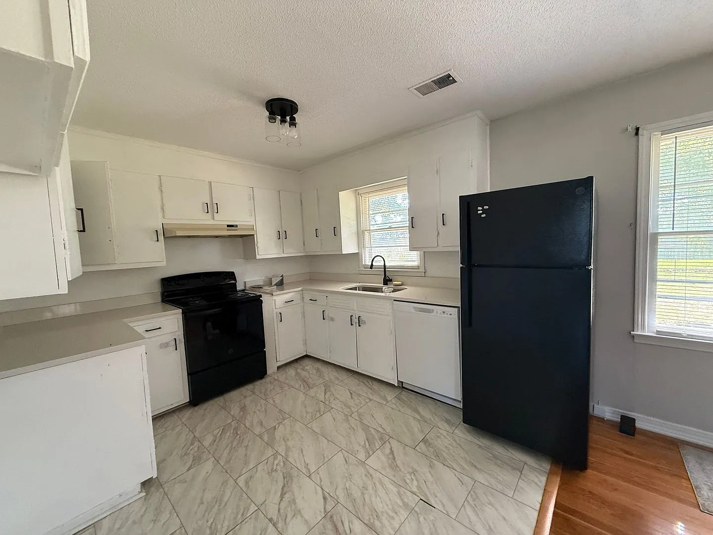 Now Available! Charming 3 Bedroom, 1 Bathroom Home in Muscle Shoals, AL — Photo 3