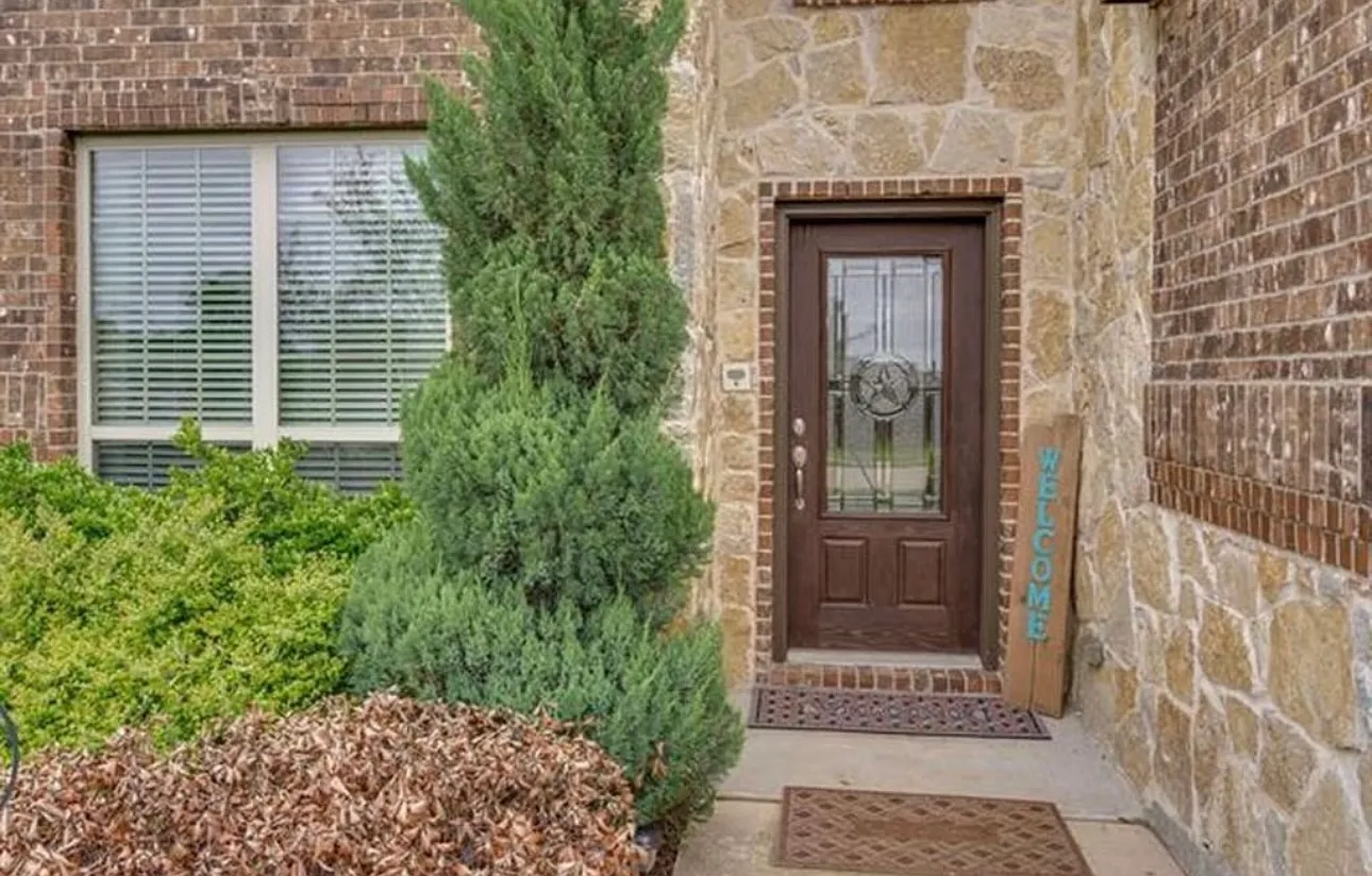 4 bed, 2476 sqft, $2,550 — Photo 2