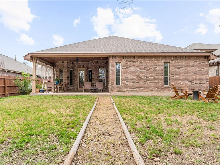 916 Easton Dr — Photo 26