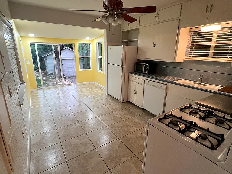 242 Pershing Ave — Photo 6
