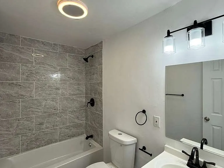 424 Collins Dr — Photo 19