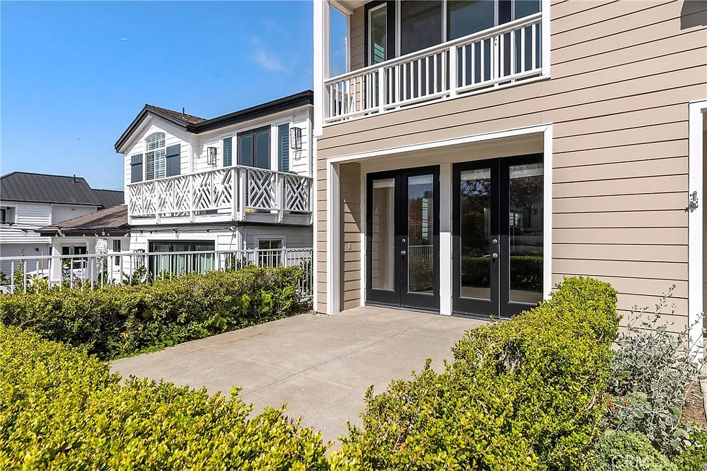 2 bed, 3.5 bath, 2093 sqft, $9,995 — Photo 2