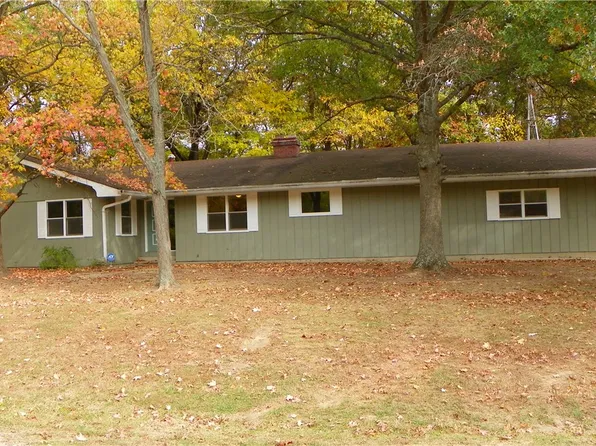 6836 Knollcrest Dr, Charleston, IL 61920