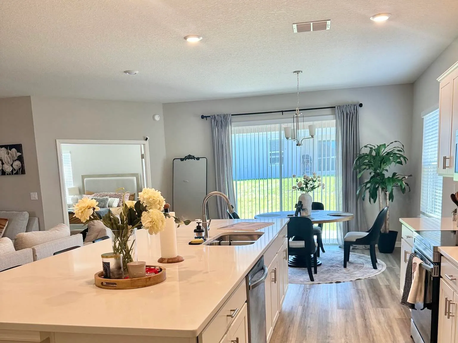 4 bed, 2.5 bath, 2041 sqft, $2,450 — Photo 3