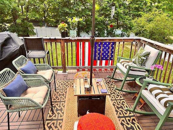 Outdoor seating (deck)
