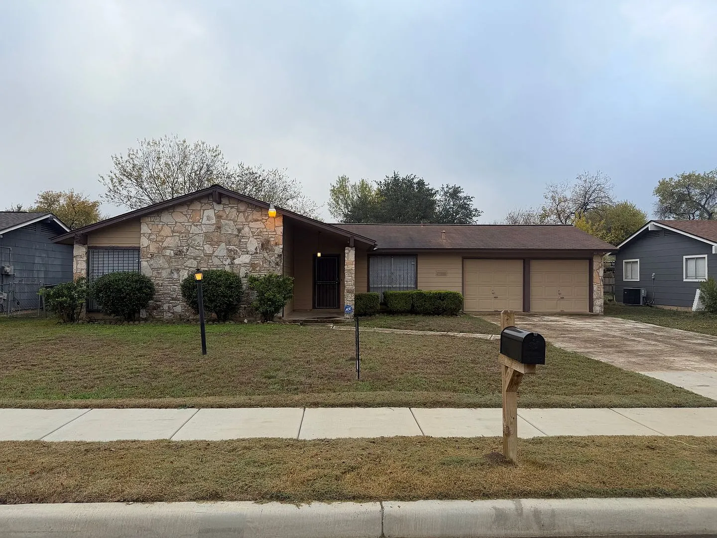 Lovely Single Story 3 Bedroom 2 Bath w/ easy access to Lackland AFB, Sea World, & Shopping — Photo 1