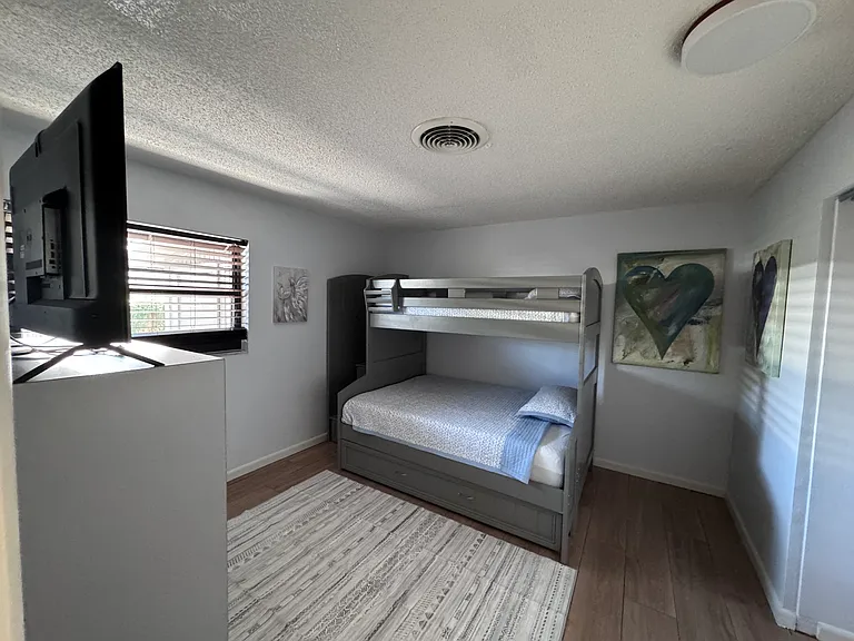 2563 NE Palm Ave — Photo 10