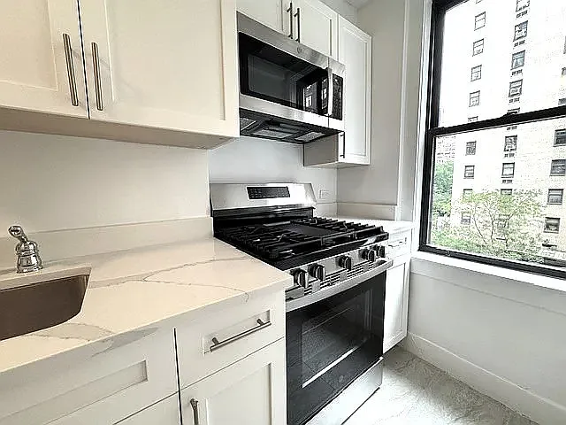 360 E 55th St #4F — Photo 4