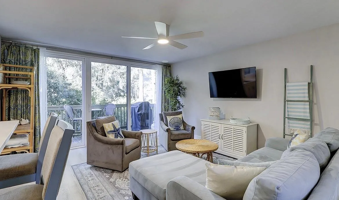 42 S Forest Beach Dr — Photo 2