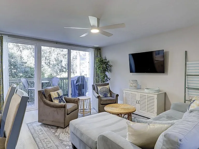 42 S Forest Beach Dr — Photo 2