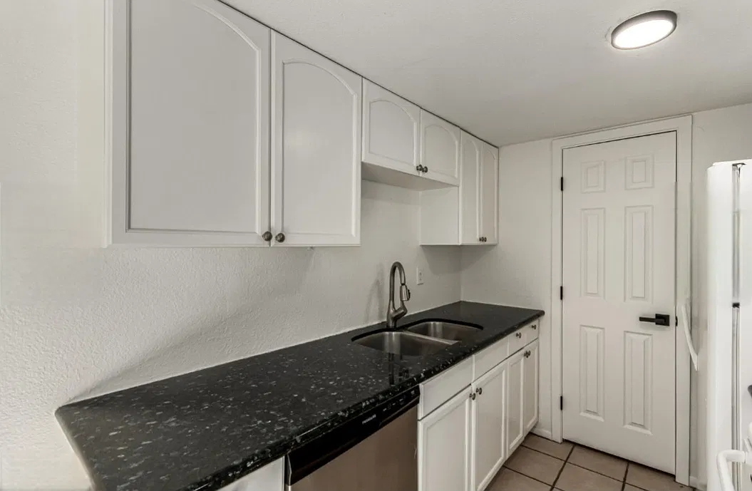3 bed, 1200 sqft, $2,500 — Photo 4