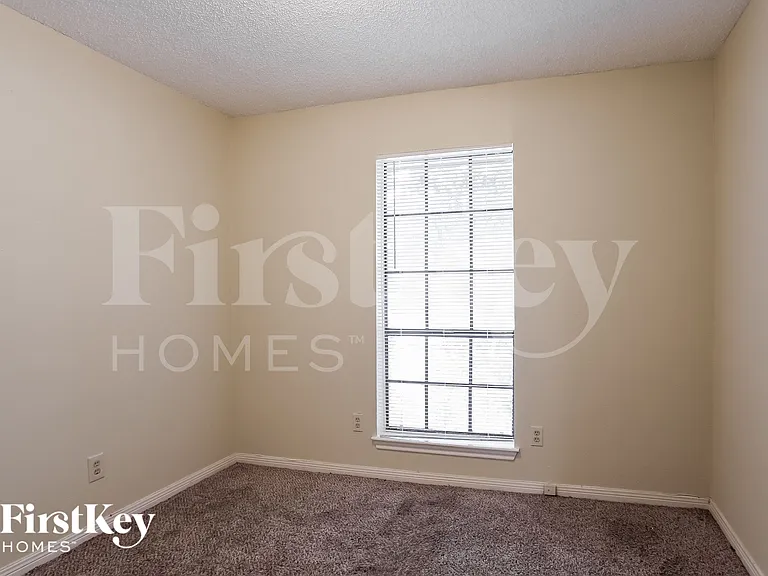 1055 Margate Dr — Photo 10