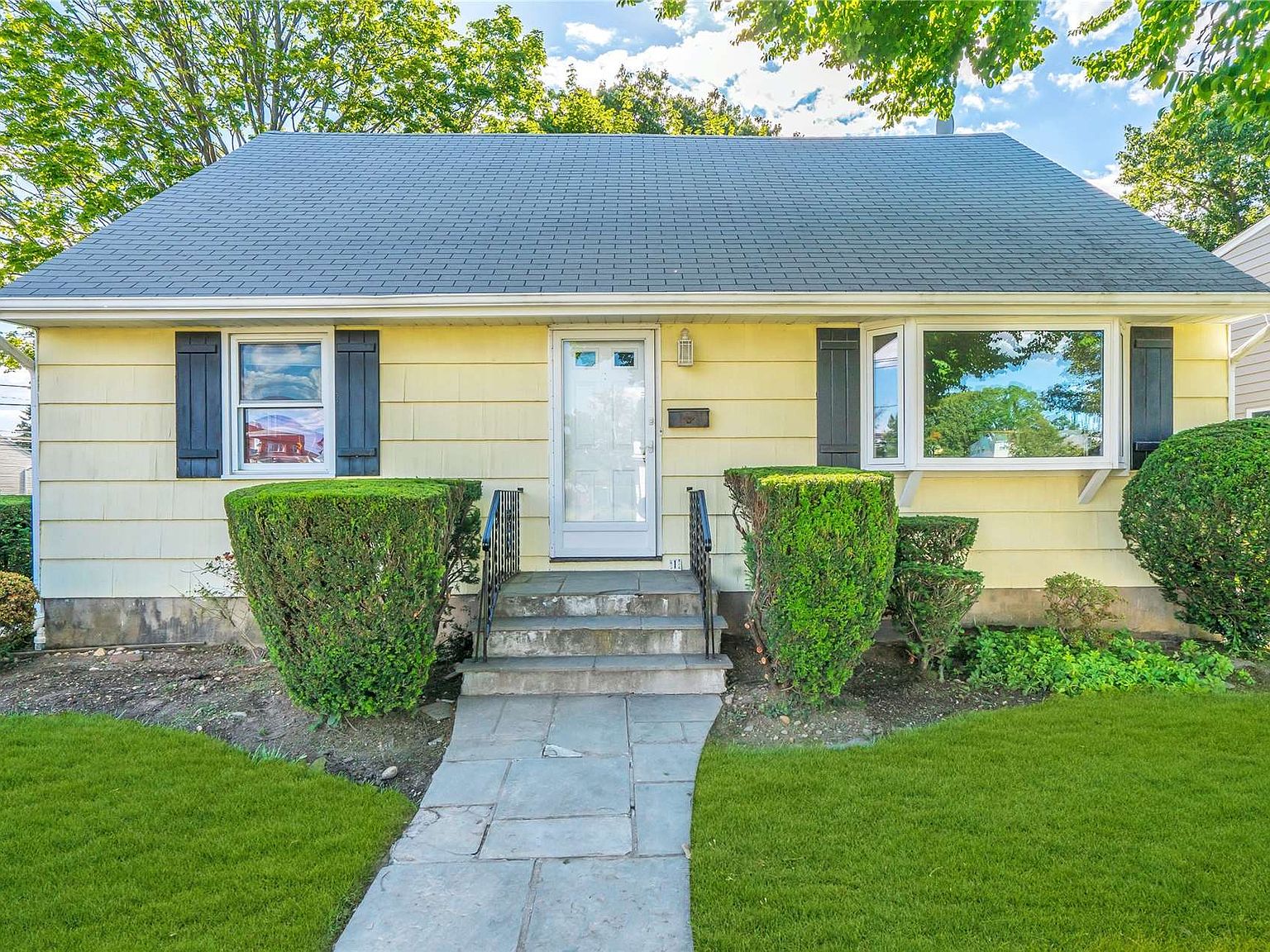 1 Meadow Dr Albertson Ny 11507 Zillow