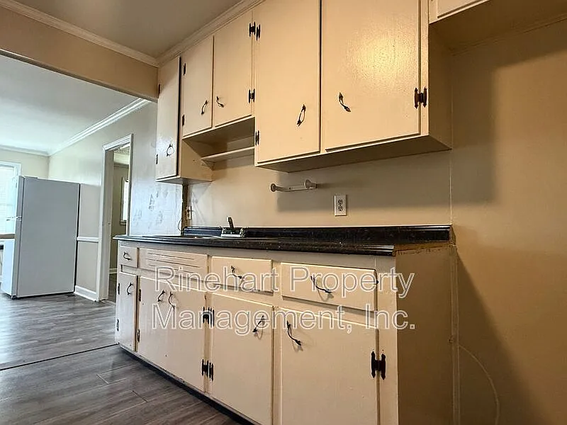 3 bed, 1.0 bath, 1599 sqft, $1,595 — Photo 4