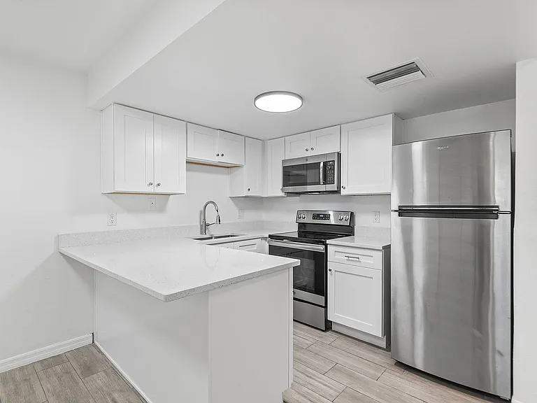 555 62nd St S #103 — Photo 8