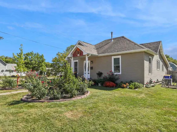 1121 E 3rd St, Washington, IA 52353