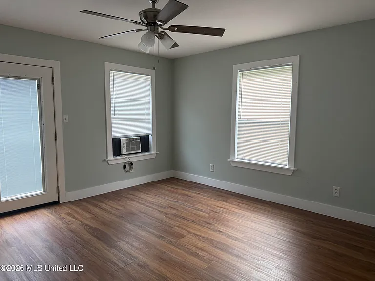 412 Robert St — Photo 12