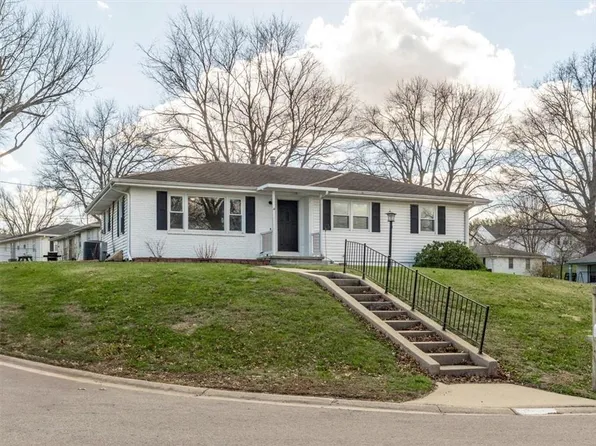 17 Bear Cir, Saint Joseph, MO 64506