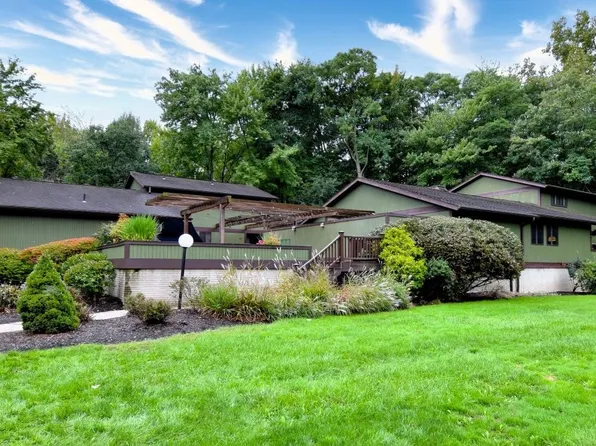 17658 Walnut Trl, Chagrin Falls, OH 44023