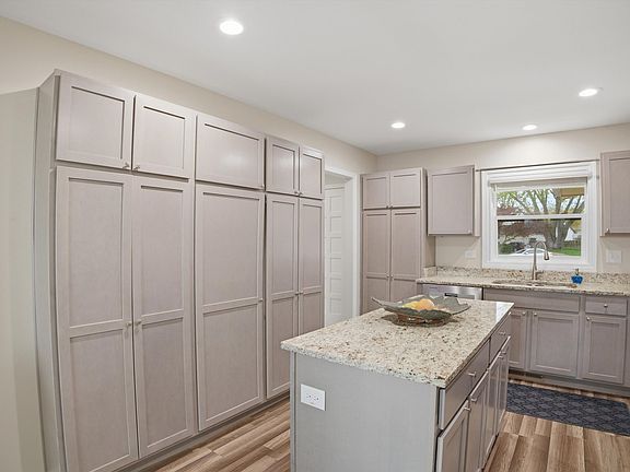 3rd image of 25 Devonshire Cir