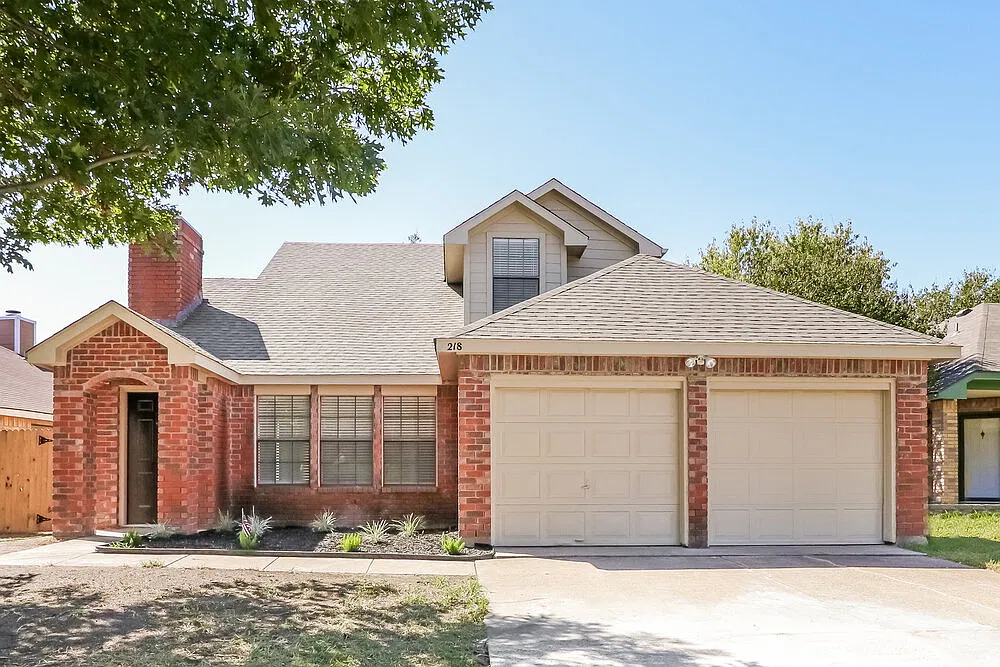 3 bed, 2.0 bath, 1382 sqft, $2,330 — Photo 1