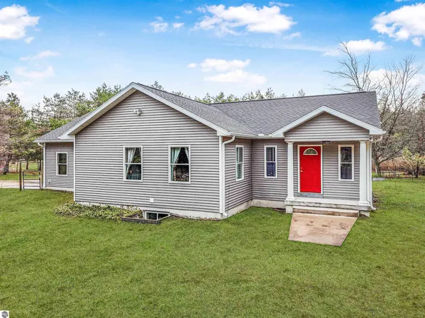 8530 Homestead Rd, Benzonia, MI 49616