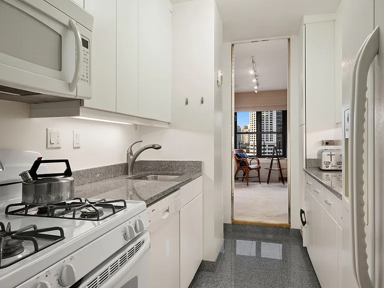 20 W 64th St #F — Photo 8