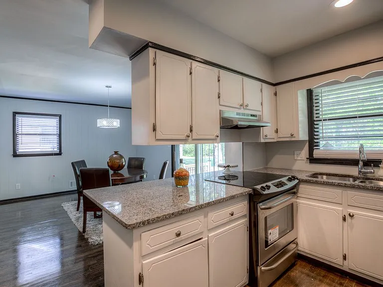 1194 Weston Dr — Photo 8