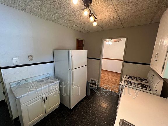3rd image of 9567 Cantwell Dr