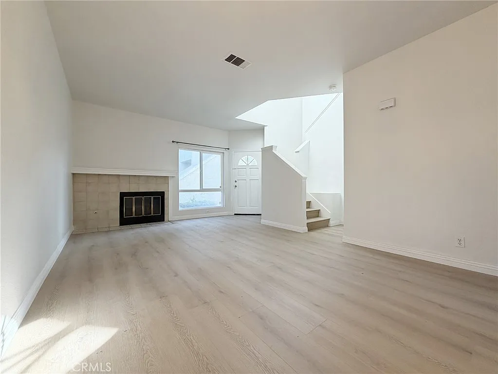 3 bed, 2.5 bath, 1384 sqft, $4,050 — Photo 4