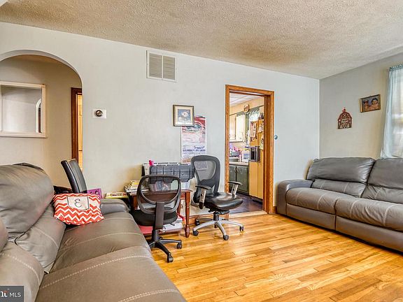 3rd image of 1823 Walnut Ave