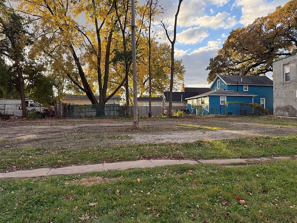 2nd image of 1018 E 12th St