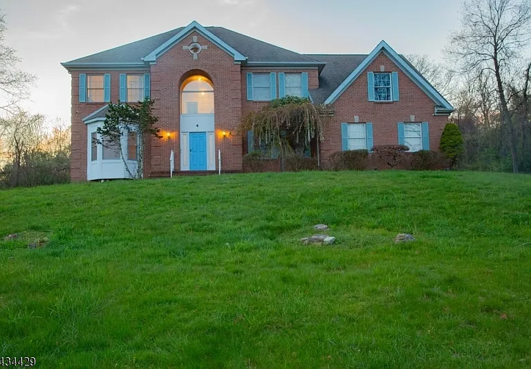 4 Lewis Hollow Rd — Photo 1