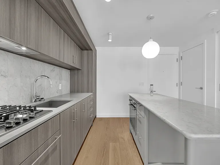 234 E 46th St #703 — Photo 12