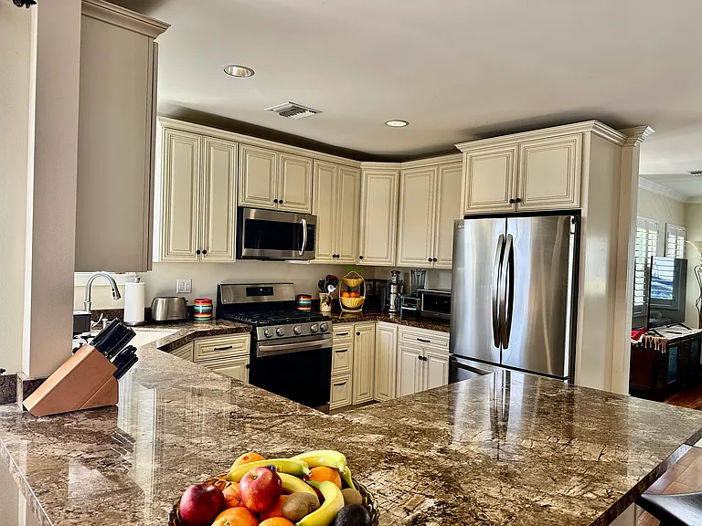 2048 N Screenland Dr — Photo 8