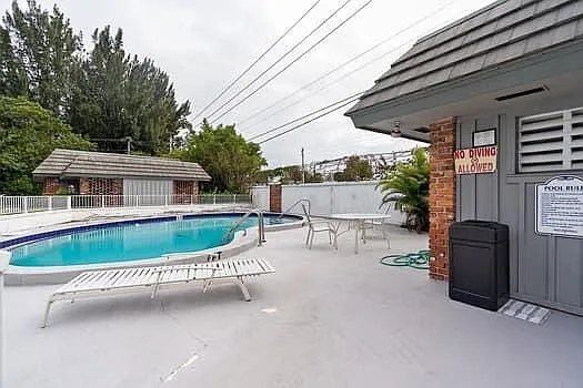 415 Pine Tree Ct #17 — Photo 19