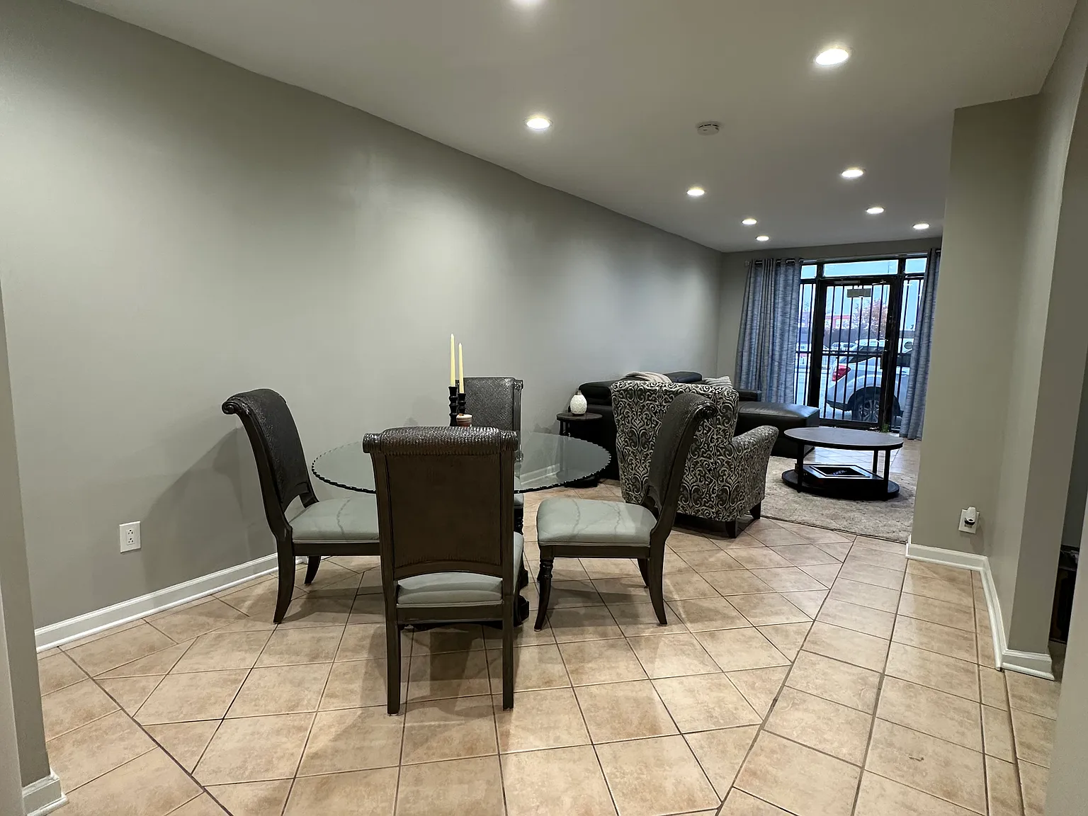 3 bed, 1200 sqft, $2,100 — Photo 3