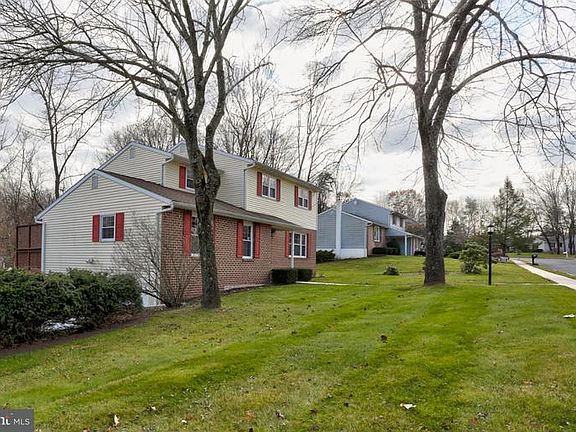 3rd image of 301 Ivy Ln